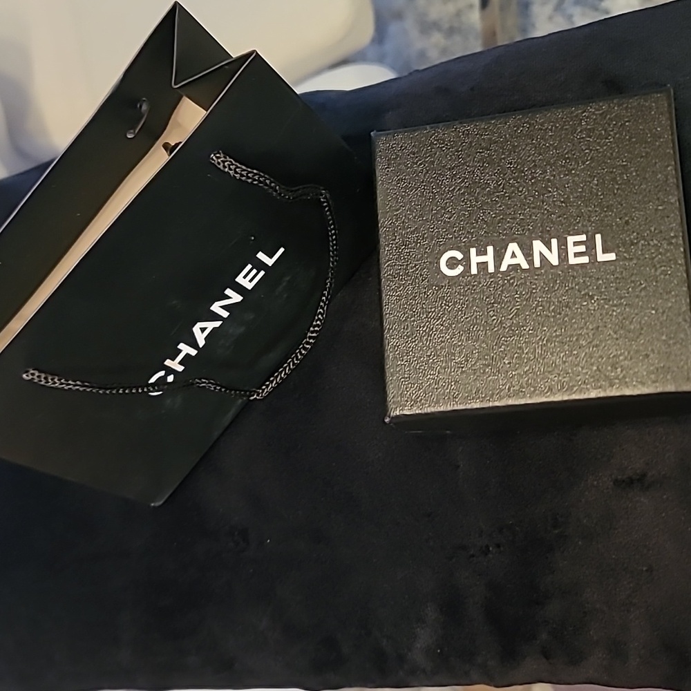 CHANEL authentic gorgeous CZ Silver and Pearl Necklace - Picture 5 of 7
